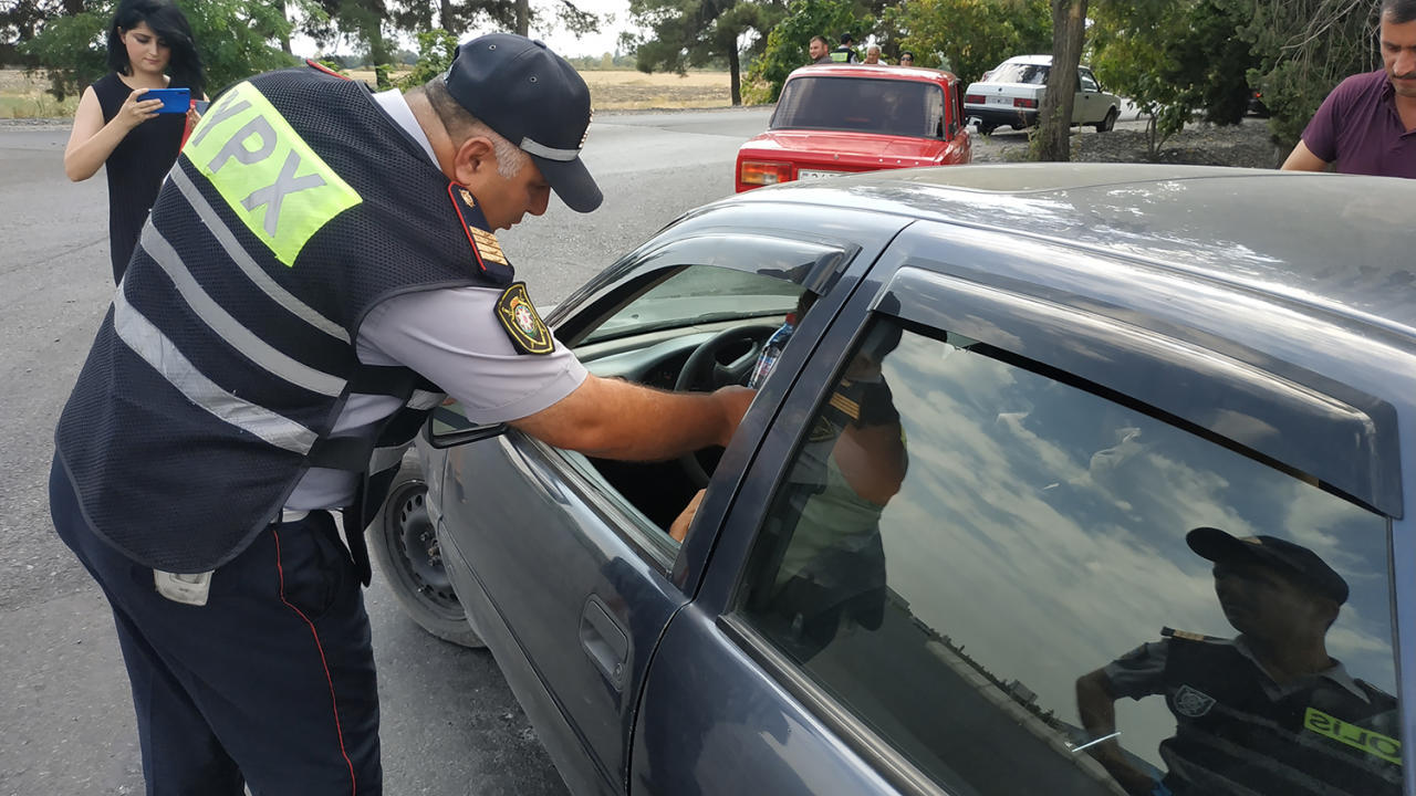 Yol polisindən sürücülərə jest