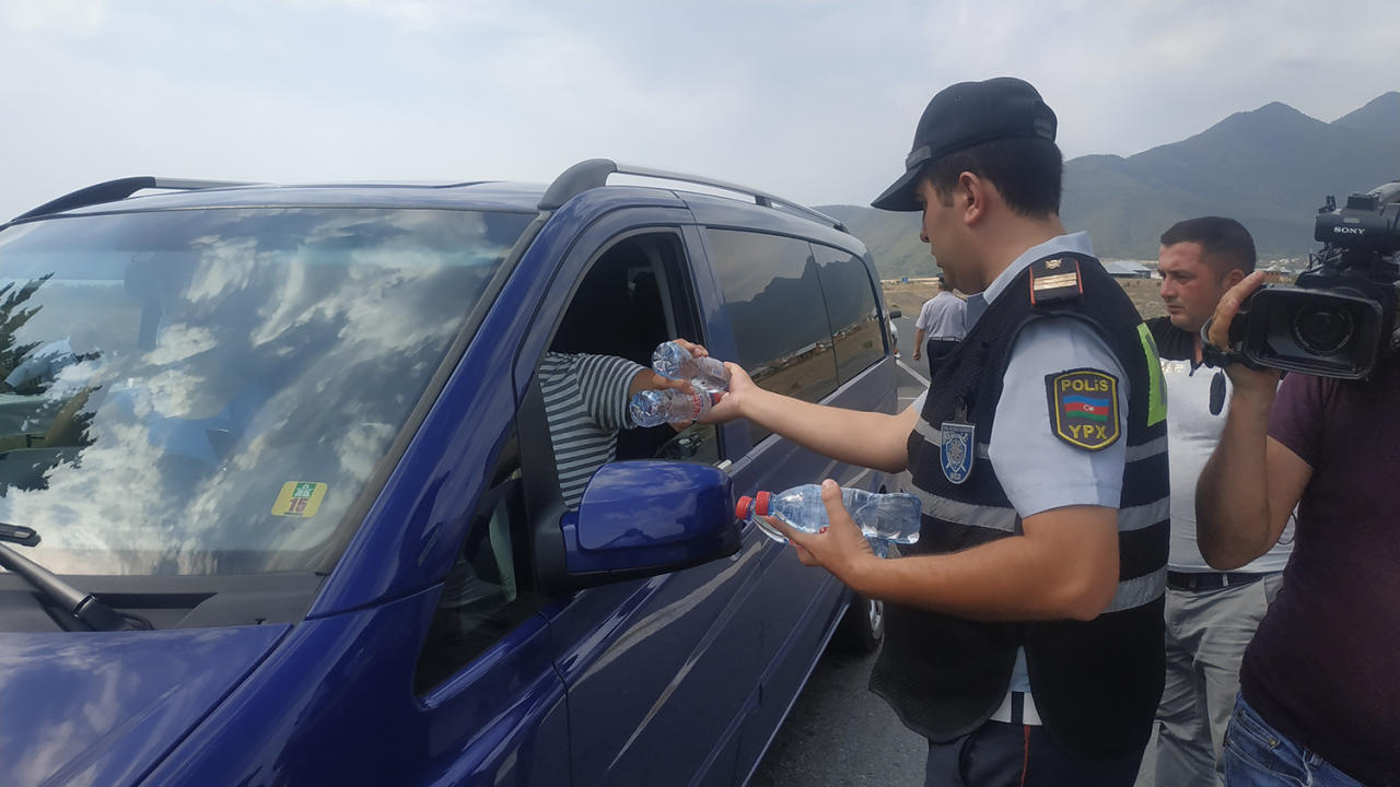 Yol polisindən sürücülərə jest
