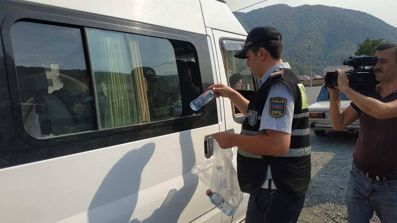 Yol polisindən sürücülərə jest