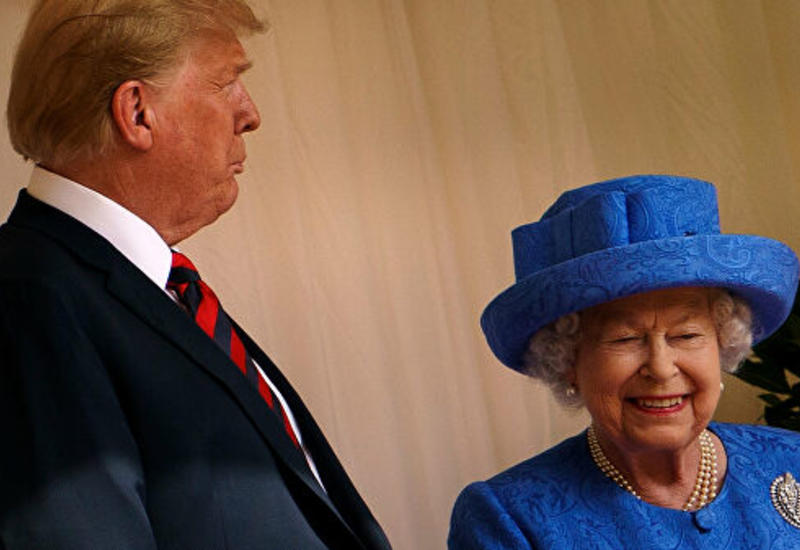 Елизавета II пожаловалась на испортившего ее газон Трампа