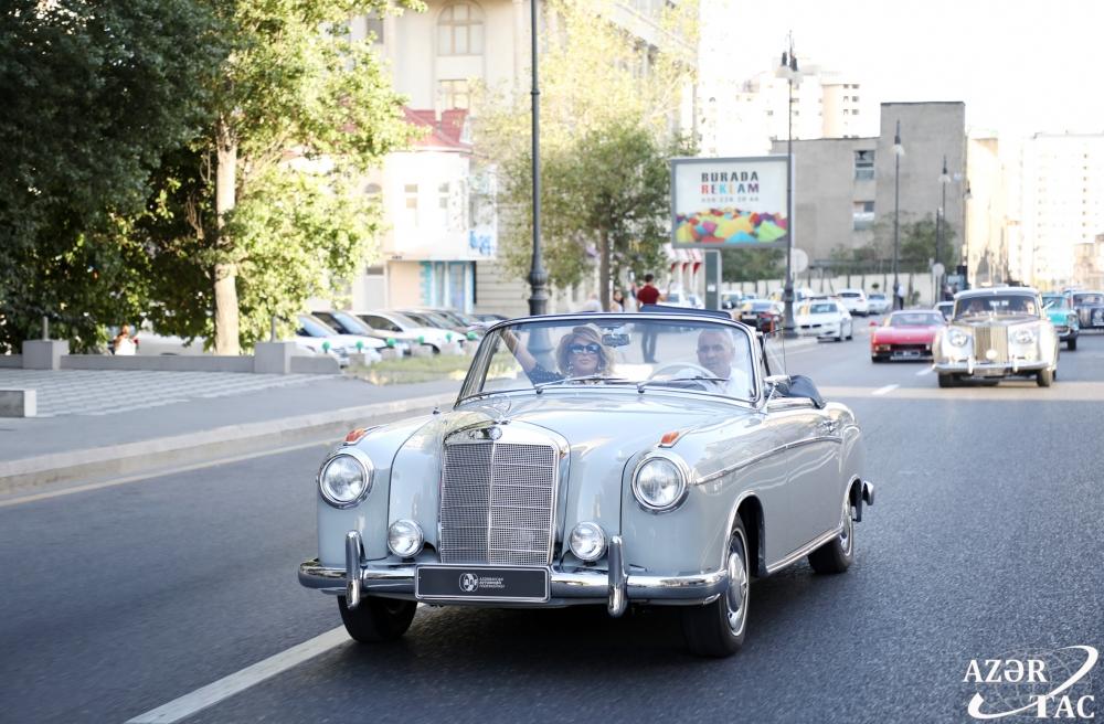 Вице-президент Фонда Гейдара Алиева Лейла Алиева наблюдала за выставкой и пробегом классических автомобилей