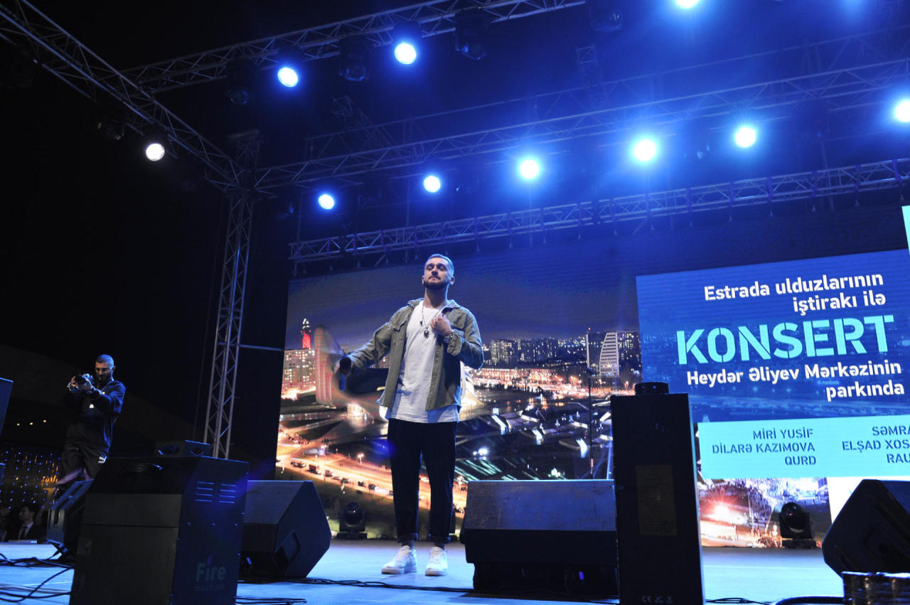 Jony выступил с концертом в парке Центра Гейдара Алиева