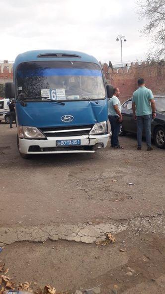 В Гяндже маршрутный автобус попал в тяжелое ДТП, есть пострадавшие