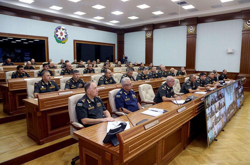 Закир Гасанов провел совещание с командирами