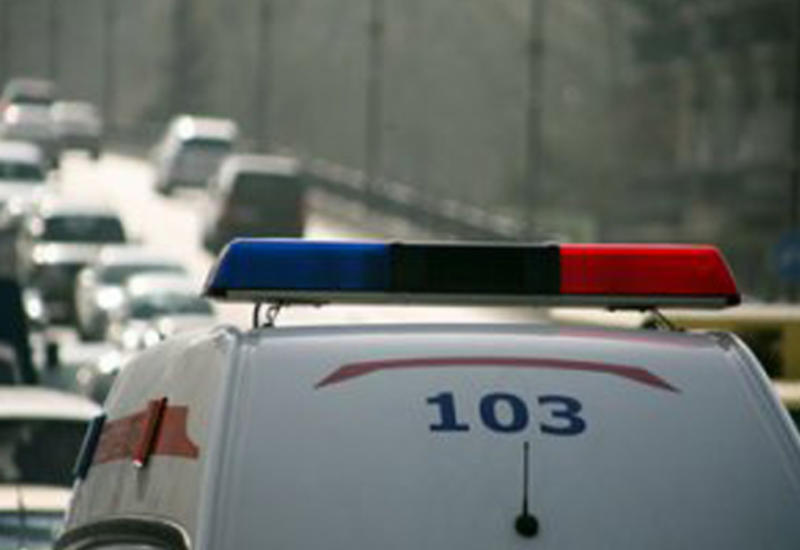 В Баку 3-летняя девочка выпала с четвертого этажа