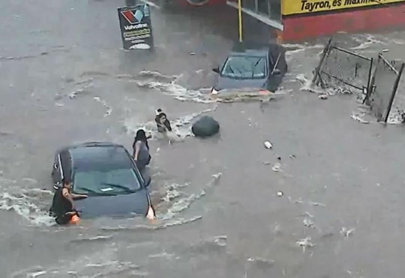 Камера запечатлела момент гибели девушки во время наводнения
