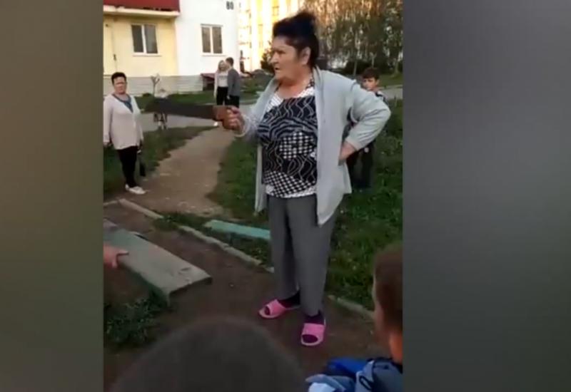 Пенсионерки распилили "слишком шумные" качели на глазах у детей