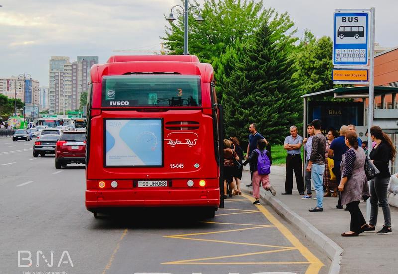В Баку перенесли автобусную остановку