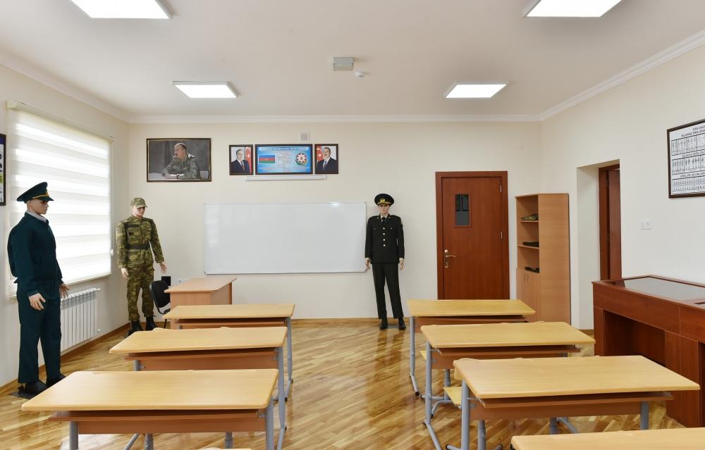 Президент Ильхам Алиев ознакомился с условиями, созданными в средней школе №101 в Баку