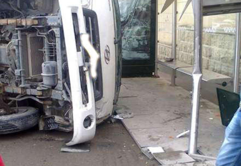 Bakıda "Subaru" avtobusa çırpılıb piyadaları vurdu, ölən və yaralanan var