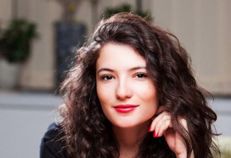 Dilarə sevgilisi ilə kameraya yaxalandı