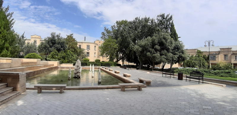 Уютный парк в самом центре Баку