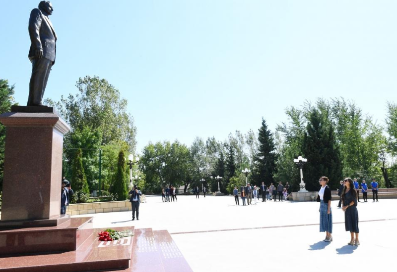 Первый вице-президент Мехрибан Алиева посетила памятник великому лидеру Гейдару Алиеву в Шамахе