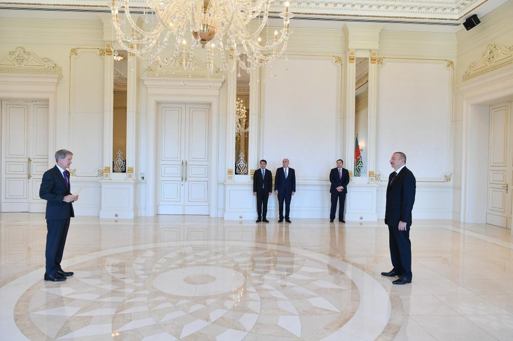 Президент Ильхам Алиев принял верительные грамоты новоназначенного посла Великобритании в Азербайджане