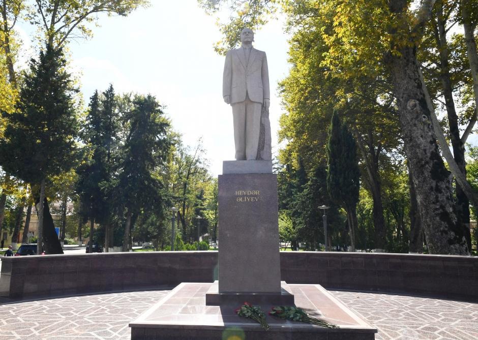 Первый вице-президент Мехрибан Алиева посетила памятник великому лидеру Гейдару Алиеву в Исмаиллы