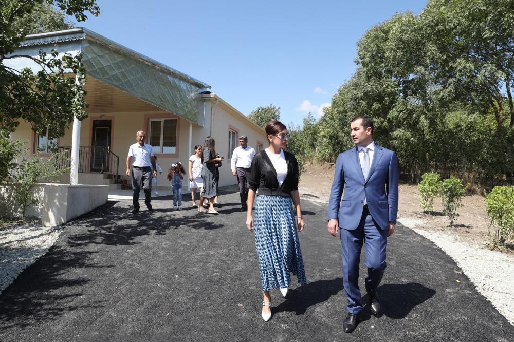 Первый вице-президент Мехрибан Алиева посмотрела новый дом в селе Муганлы Шамахинского района, построенный на месте дома, пострадавшего в результате землетрясения