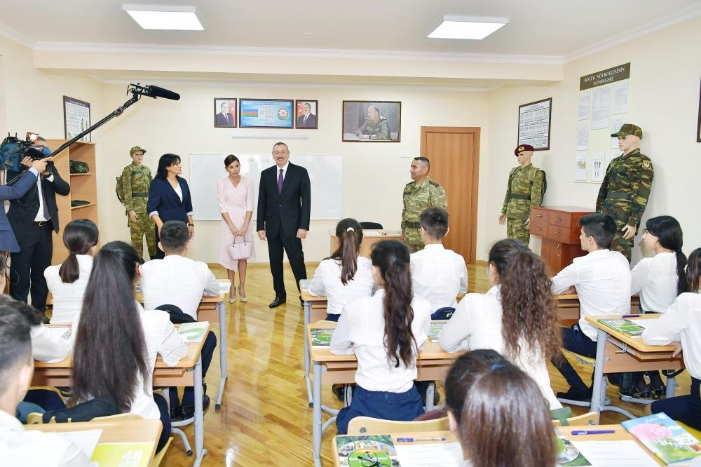 Президент Ильхам Алиев и Первая леди Мехрибан Алиева приняли участие в открытии нового учебного комплекса средней школы №300