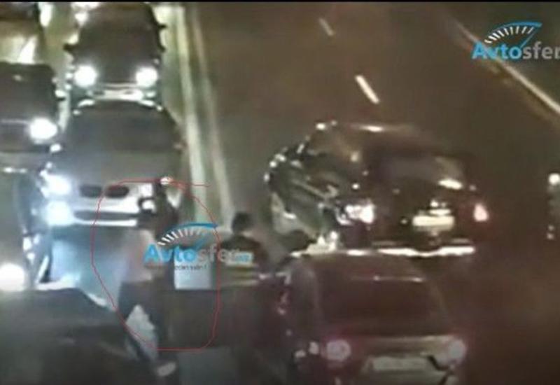 В Баку таксист напал на сотрудников дорожной полиции