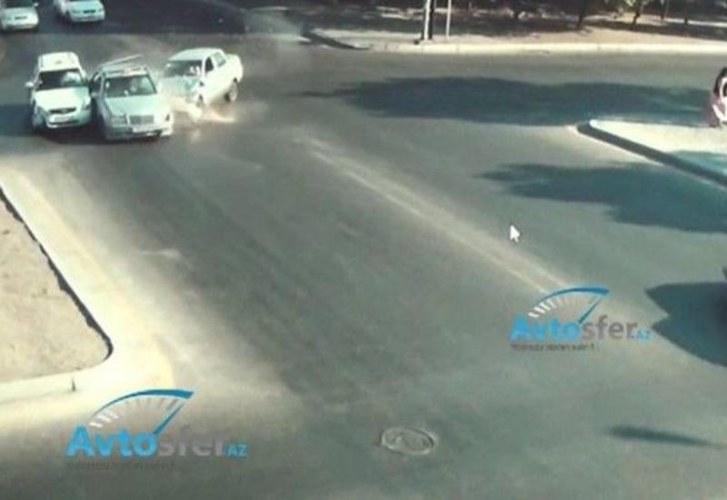 В Баку водитель проехал на красный свет и врезался в Mercedes