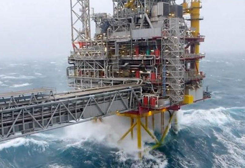 SOCAR эвакуировала с морских платформ сотни нефтяников