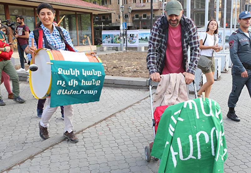 Оружие Пашиняна обернули против него - школьники и младенцы