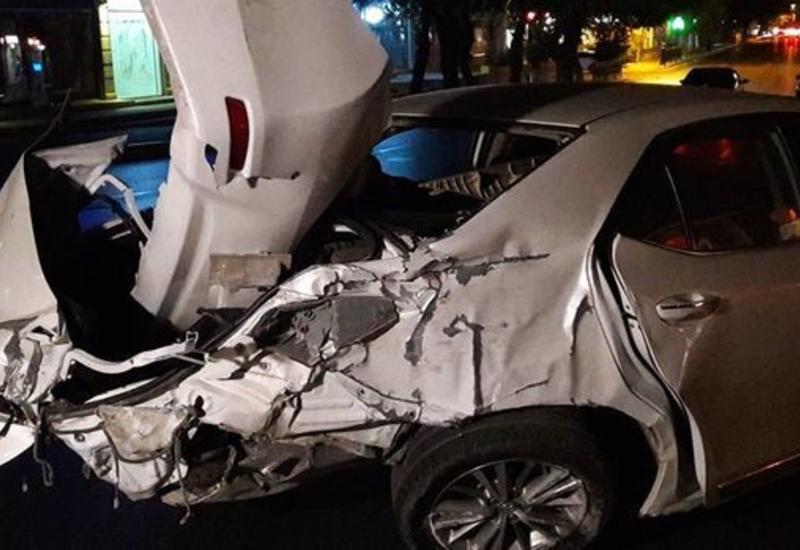 В Баку водитель проехал на красный свет и совершил ДТП