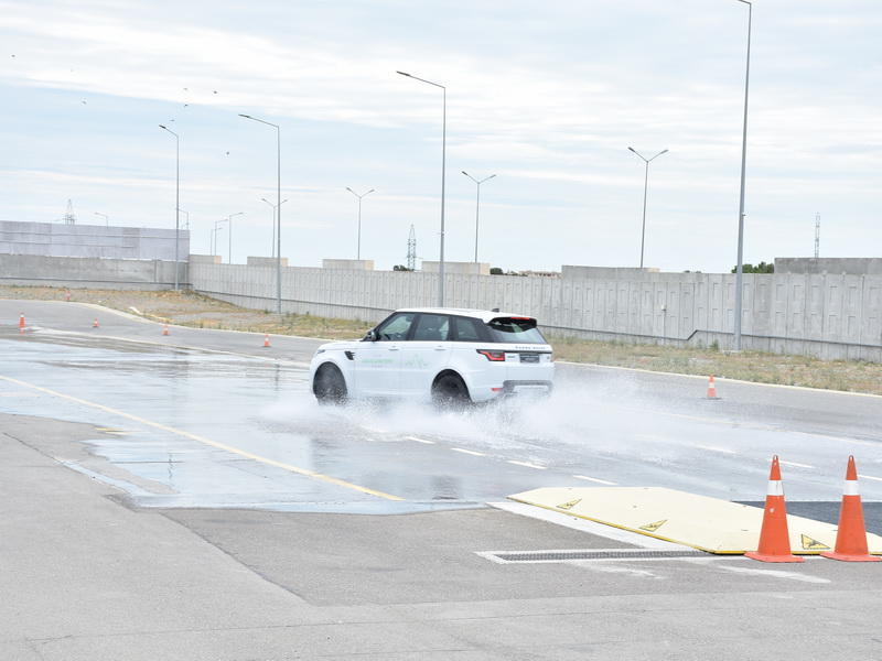 Jaguar Land Rover avtomobillərinin sınaq Yürüşləri keçirildi və yeni Jaguar Xe modeli təqdim olundu