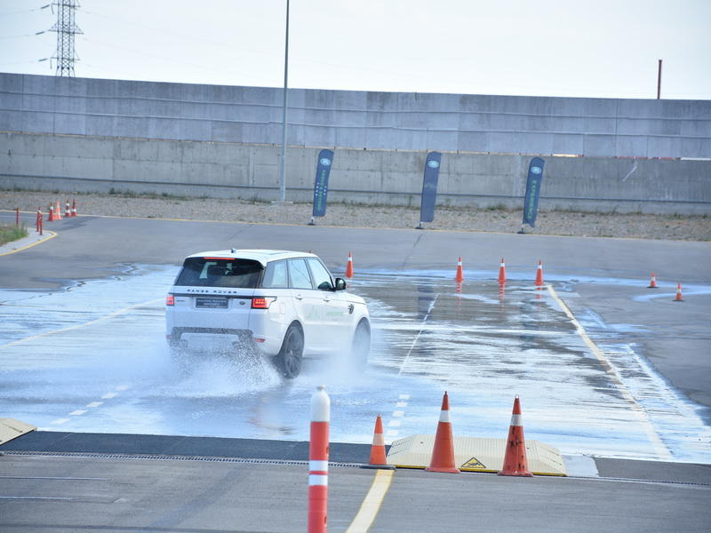 Jaguar Land Rover avtomobillərinin sınaq Yürüşləri keçirildi və yeni Jaguar Xe modeli təqdim olundu