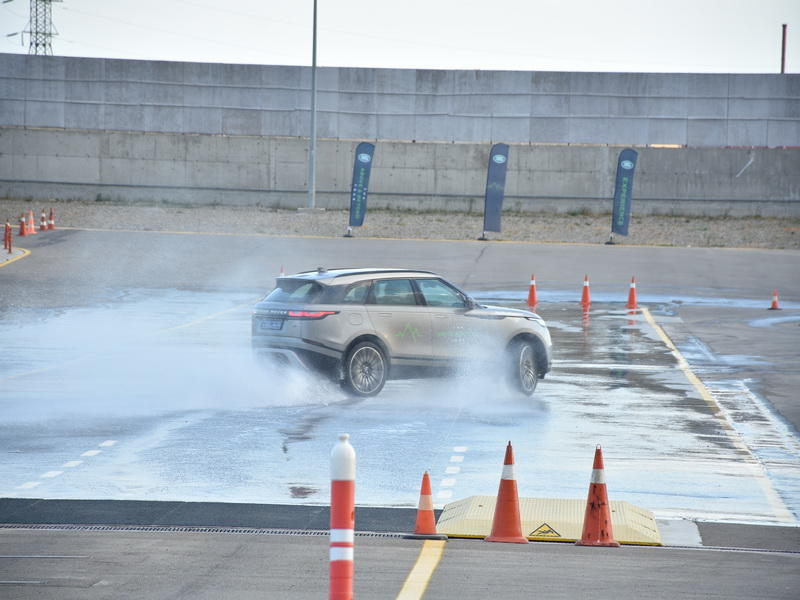 Jaguar Land Rover avtomobillərinin sınaq Yürüşləri keçirildi və yeni Jaguar Xe modeli təqdim olundu