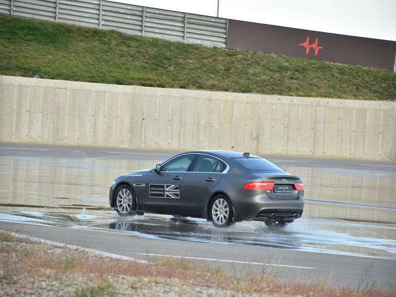 Jaguar Land Rover avtomobillərinin sınaq Yürüşləri keçirildi və yeni Jaguar Xe modeli təqdim olundu