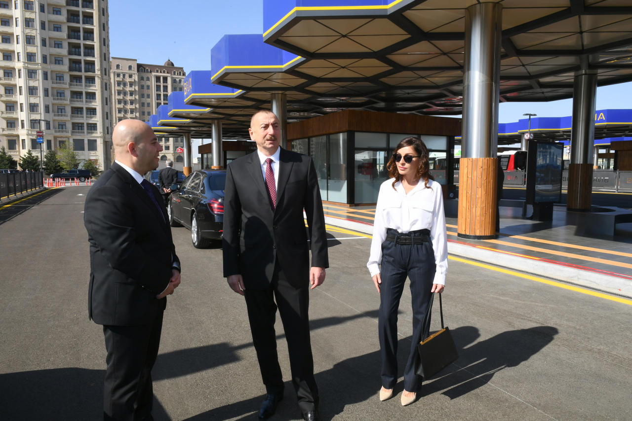Президент Ильхам Алиев и Первая леди Мехрибан Алиева приняли участие в открытии Транспортного обменного центра «Кероглу» в Баку