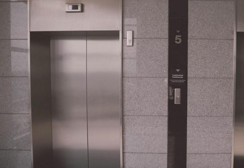 Bakıda liftdə köməksiz qalan şəxs xilas edilib