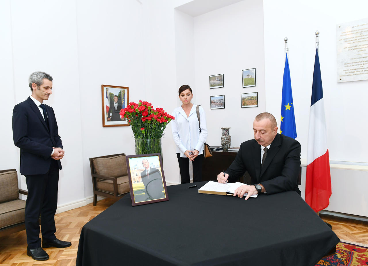 Президент Ильхам Алиев и Первая леди Мехрибан Алиева посетили посольство Франции в нашей стране, выразили соболезнование в связи с кончиной бывшего Президента Жака Ширака