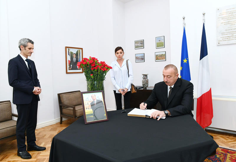Президент Ильхам Алиев и Первая леди Мехрибан Алиева посетили посольство Франции в нашей стране, выразили соболезнование в связи с кончиной бывшего Президента Жака Ширака