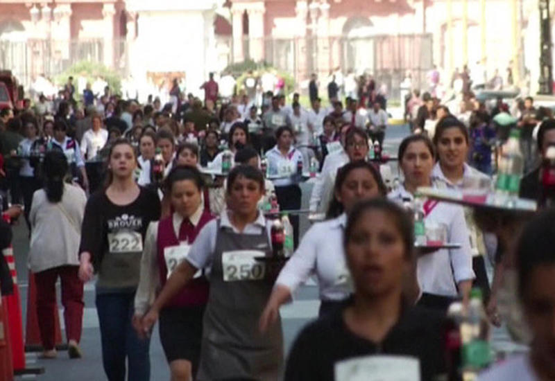 В Буэнос-Айресе прошел ежегодный забег официантов