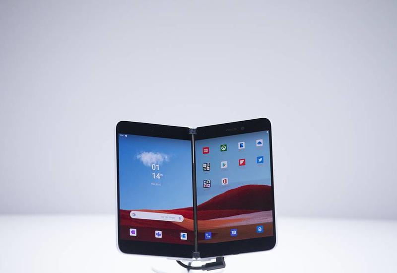 Microsoft представила складной смартфон на Android