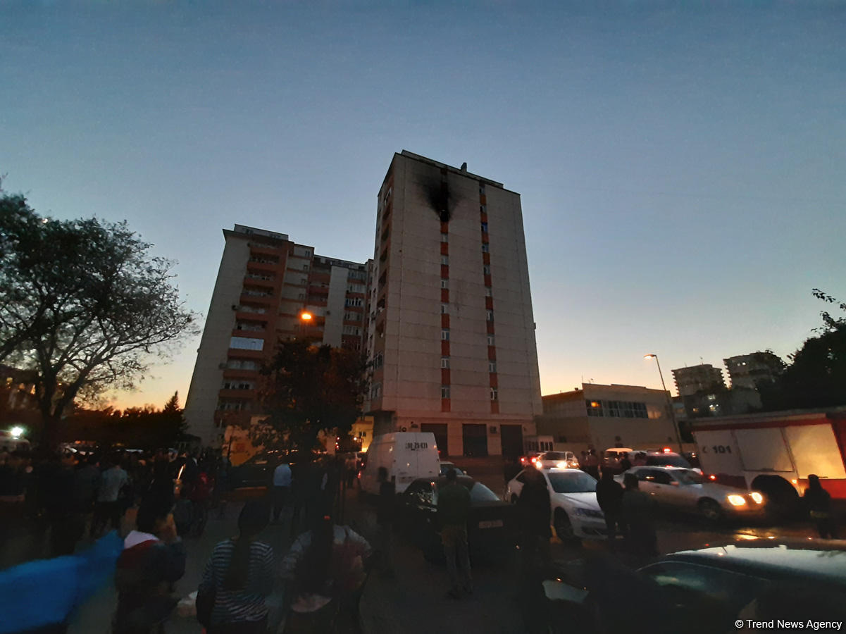 В бакинской многоэтажке произошел пожар