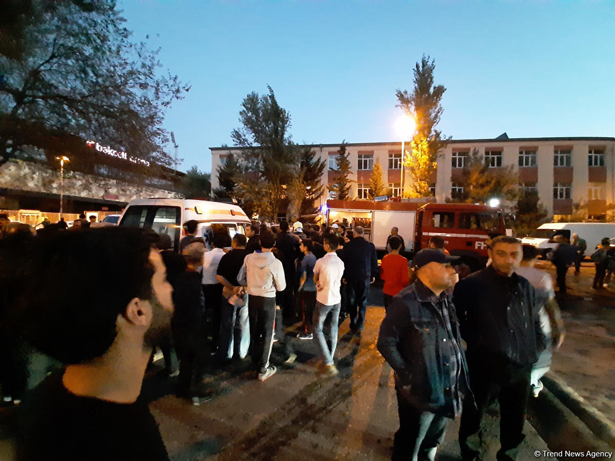 В бакинской многоэтажке произошел пожар