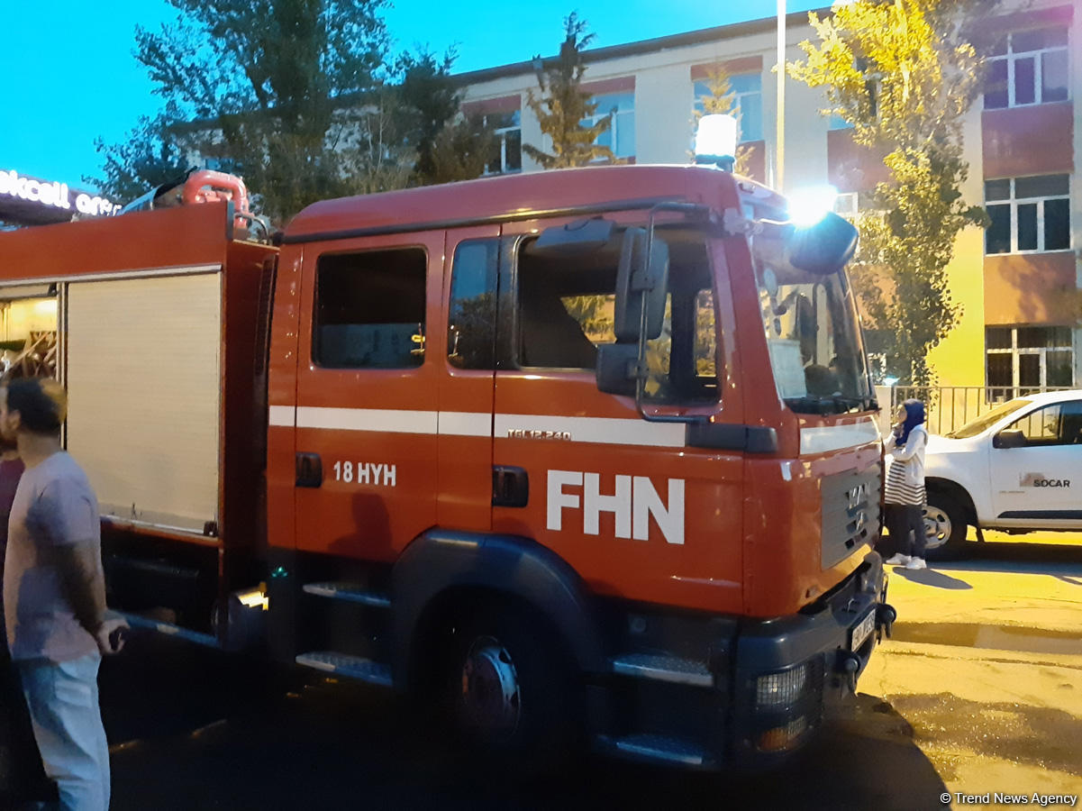 В бакинской многоэтажке произошел пожар