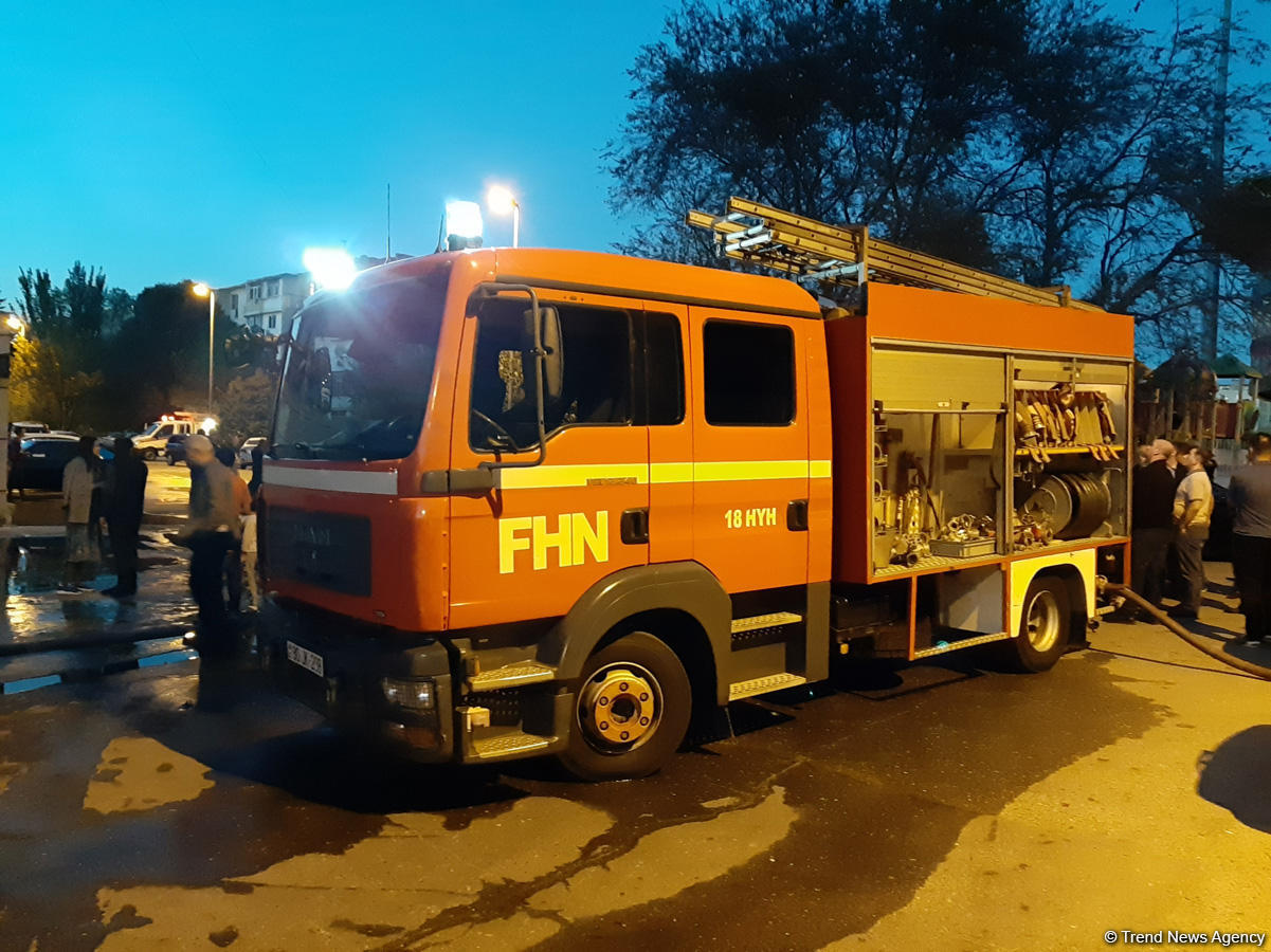 В бакинской многоэтажке произошел пожар