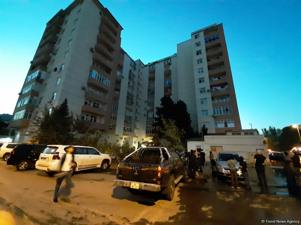 В бакинской многоэтажке произошел пожар