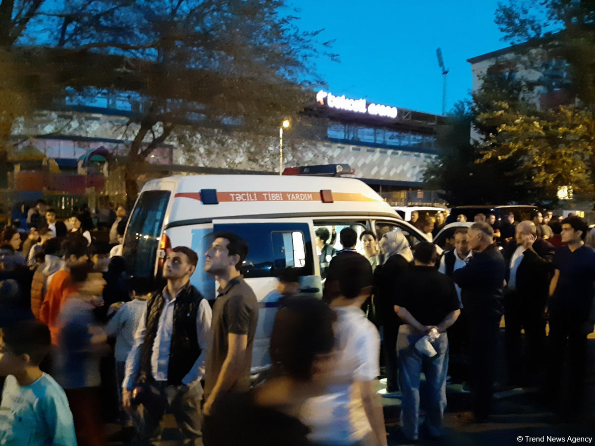 В бакинской многоэтажке произошел пожар