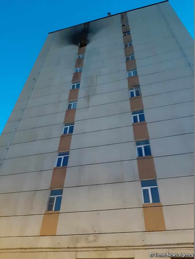 В бакинской многоэтажке произошел пожар