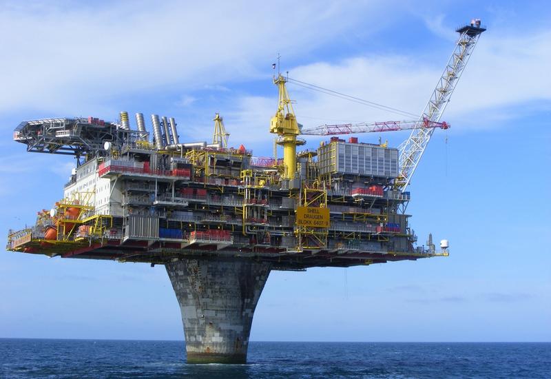 Как строят нефтяные платформы в море