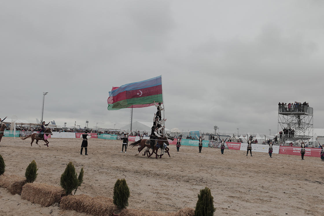 Невероятное шоу карабахских скакунов в Турции