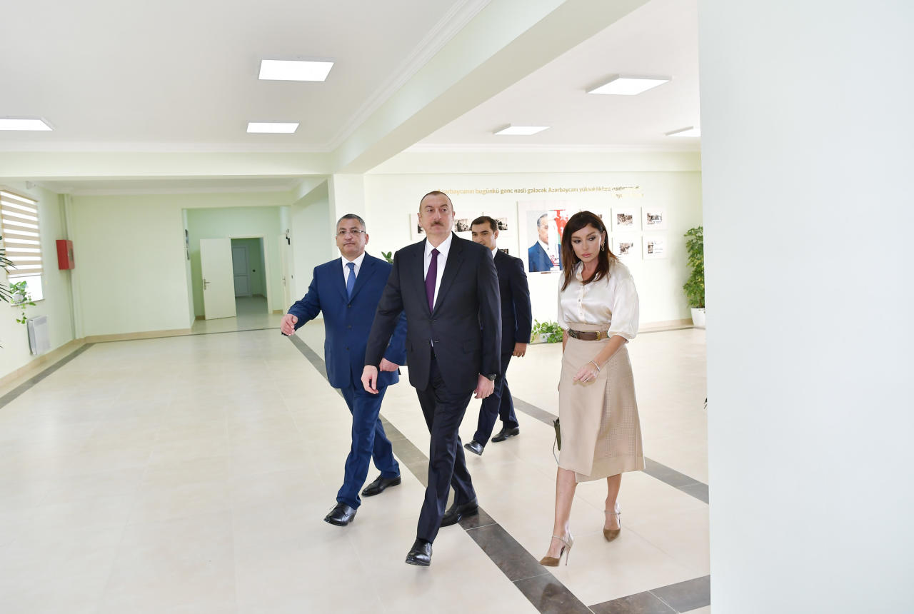 Президент Ильхам Алиев и Первая леди Мехрибан Алиева приняли участие в открытии жилого комплекса «Гобу Парк-2», возведенного для вынужденных переселенцев