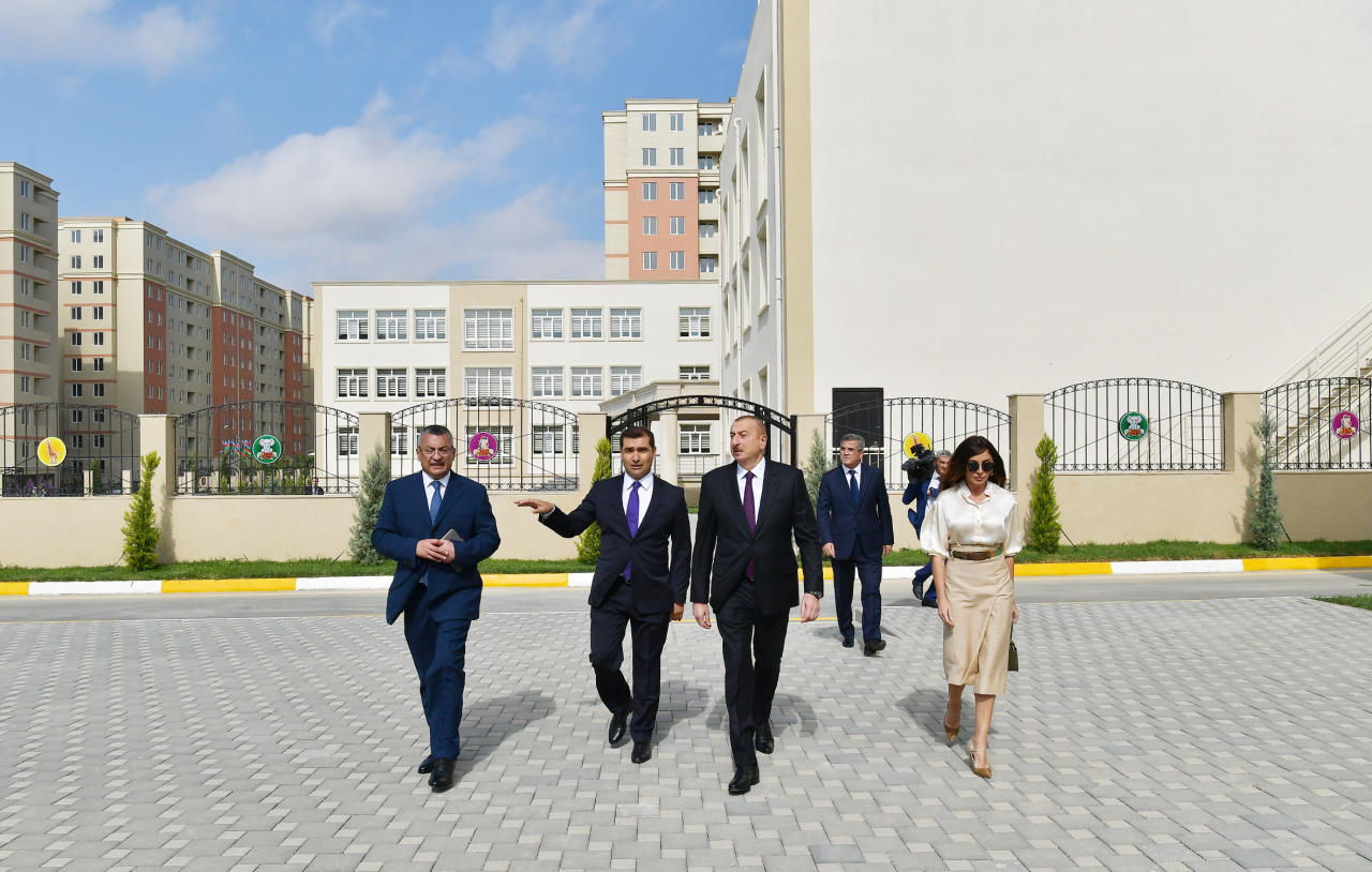 Президент Ильхам Алиев и Первая леди Мехрибан Алиева приняли участие в открытии жилого комплекса «Гобу Парк-2», возведенного для вынужденных переселенцев