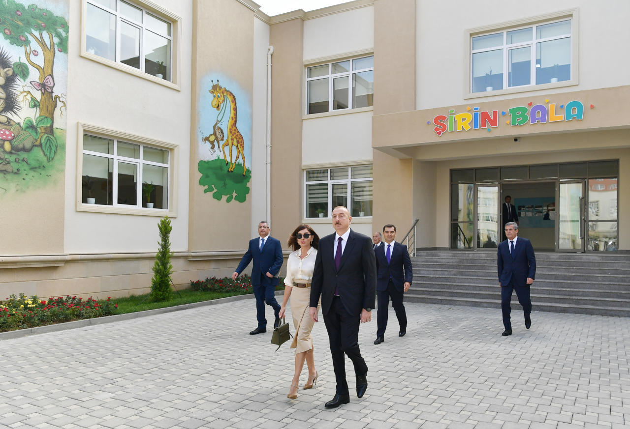 Президент Ильхам Алиев и Первая леди Мехрибан Алиева приняли участие в открытии жилого комплекса «Гобу Парк-2», возведенного для вынужденных переселенцев