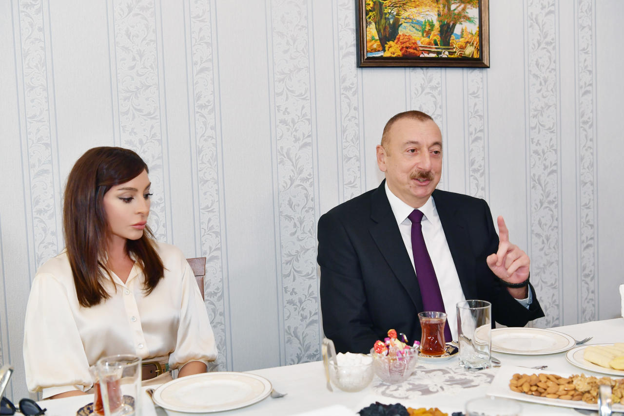 Президент Ильхам Алиев и Первая леди Мехрибан Алиева приняли участие в открытии жилого комплекса «Гобу Парк-2», возведенного для вынужденных переселенцев