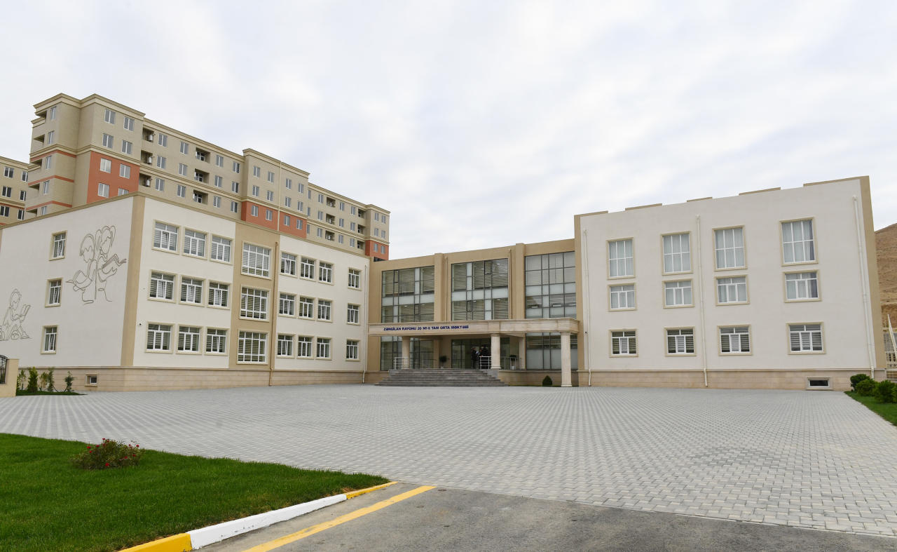 Президент Ильхам Алиев и Первая леди Мехрибан Алиева приняли участие в открытии жилого комплекса «Гобу Парк-2», возведенного для вынужденных переселенцев